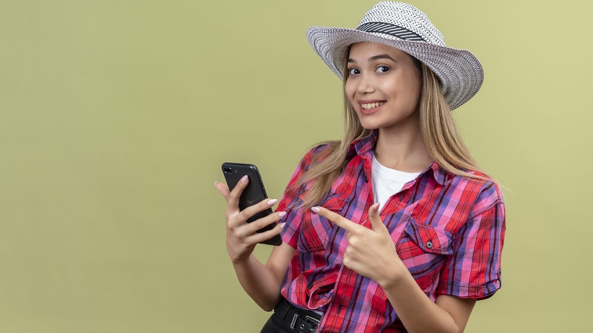 menina com celular