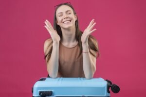 mulher com mala de viagem