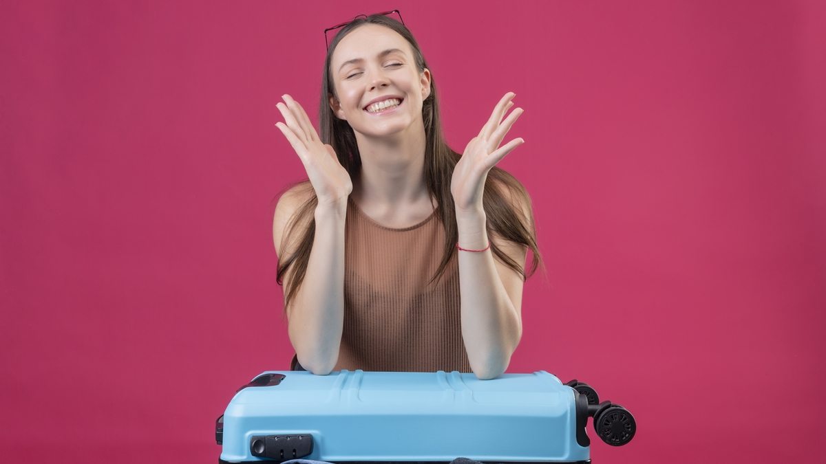 mulher com mala de viagem