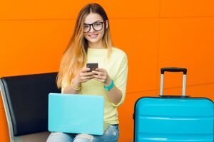 mulher com mala e notebook