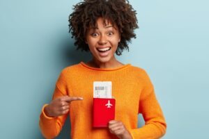 mulher com passagens e passaporte