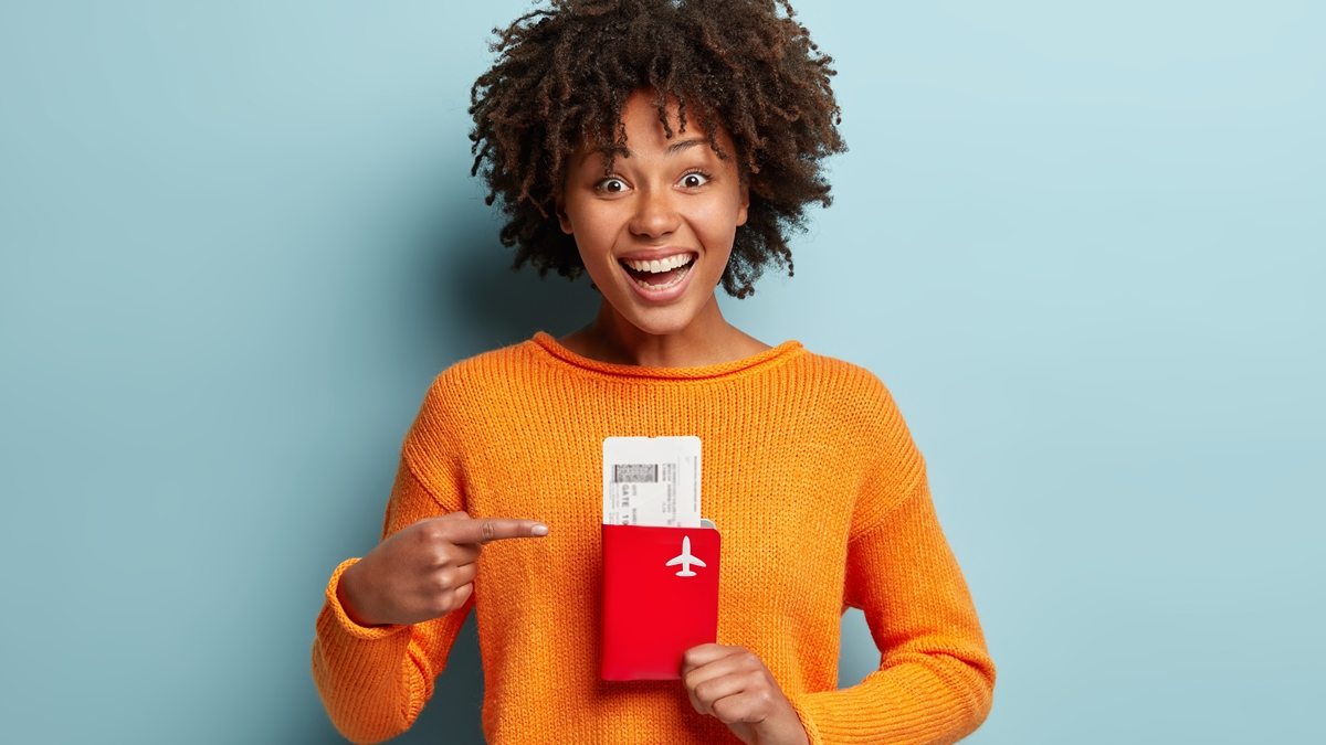 mulher com passagens e passaporte