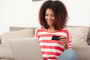 mulher fazendo compra online