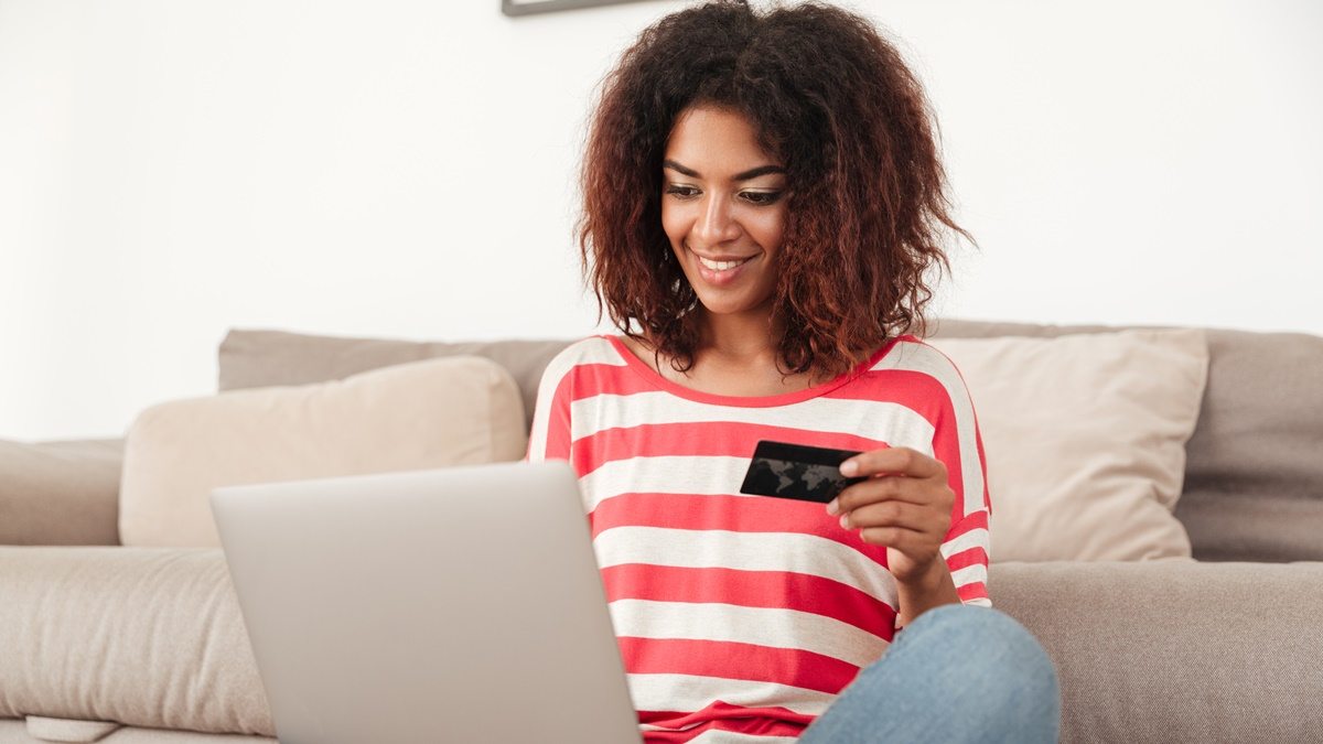 mulher fazendo compra online