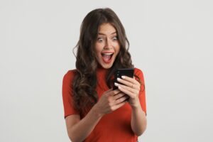 mulher feliz com celular