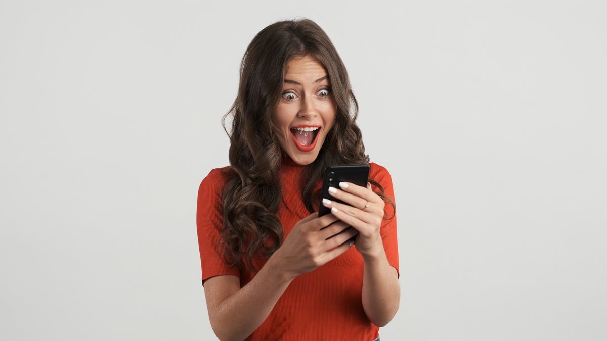 mulher feliz com celular
