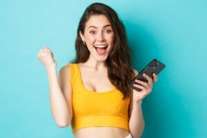 mulher feliz com celular