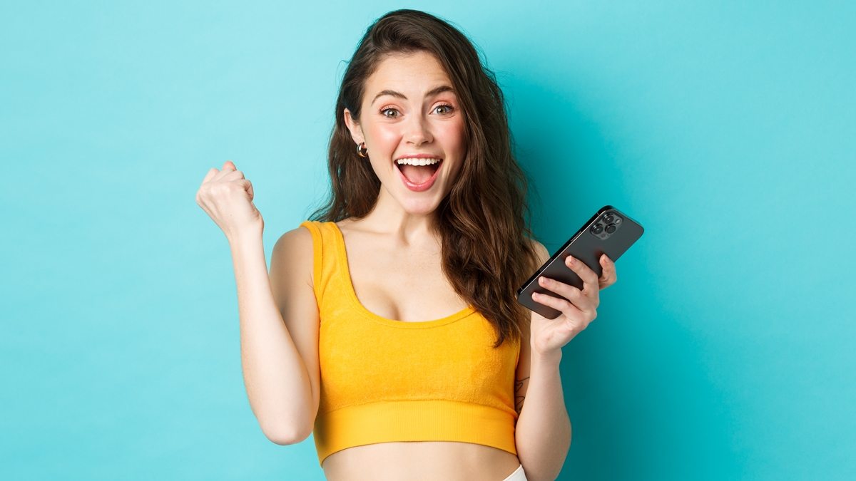 mulher feliz com celular