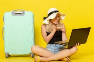 mulher feliz com mala