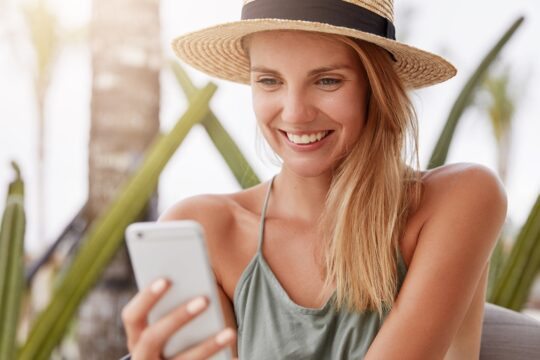 mulher feliz com celular