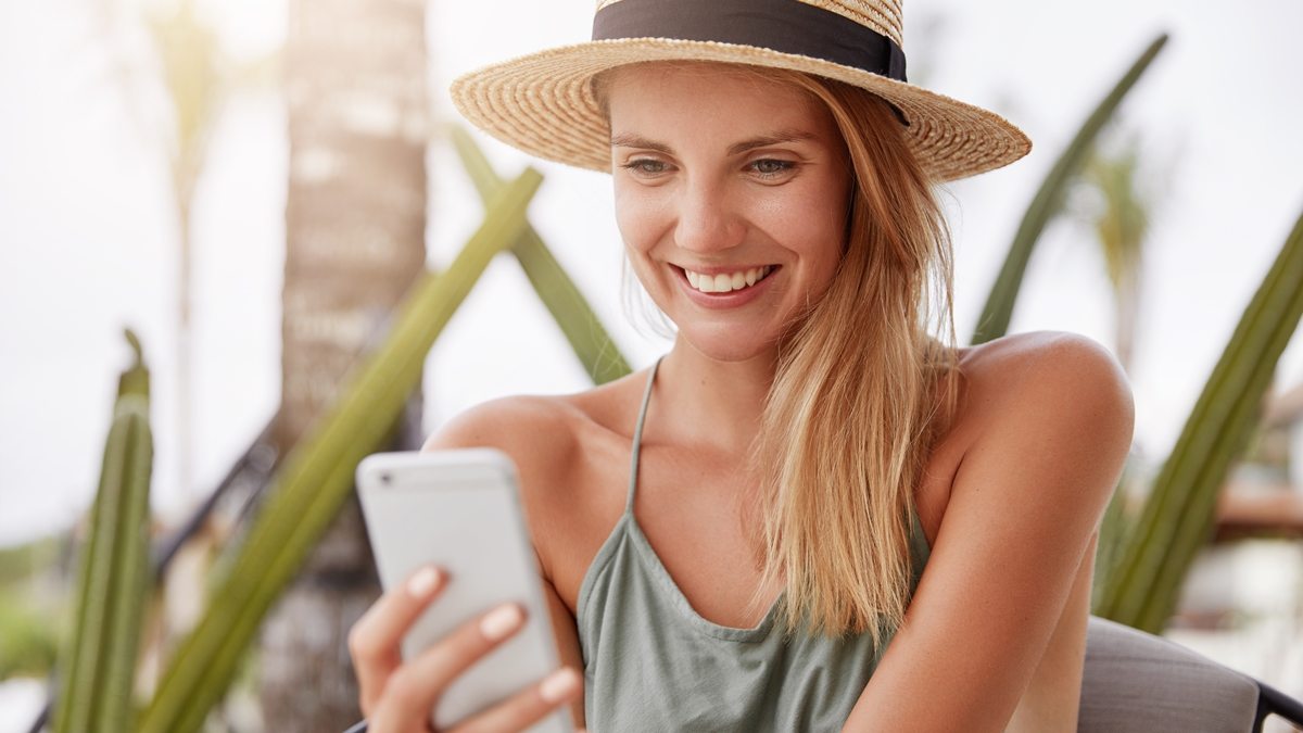 mulher feliz com celular