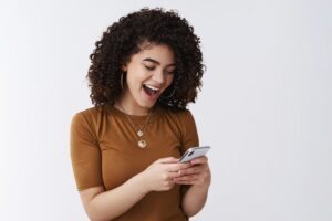 mulher feliz com celular