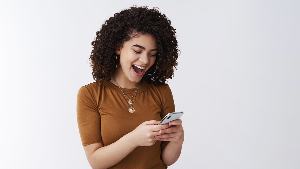 mulher feliz com celular