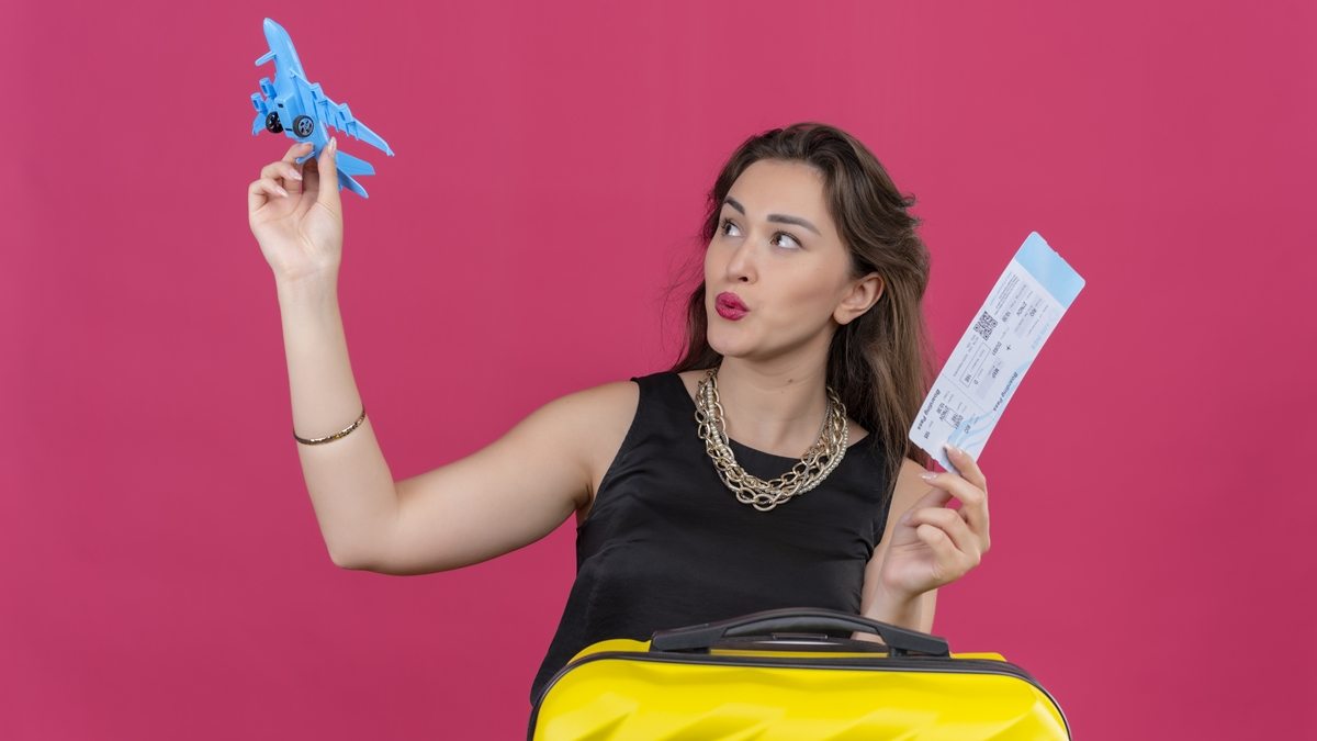 mulher com mala e passagem