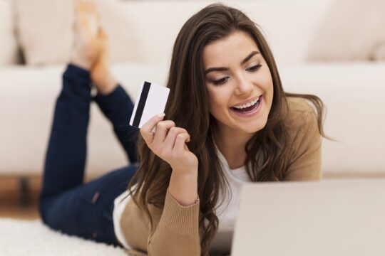 mulher fazendo compra