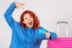 mulher com cartão de crédito e mala