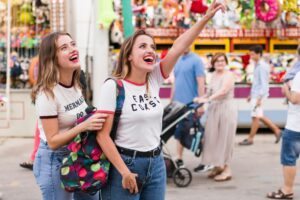 Mulheres felizes no parque