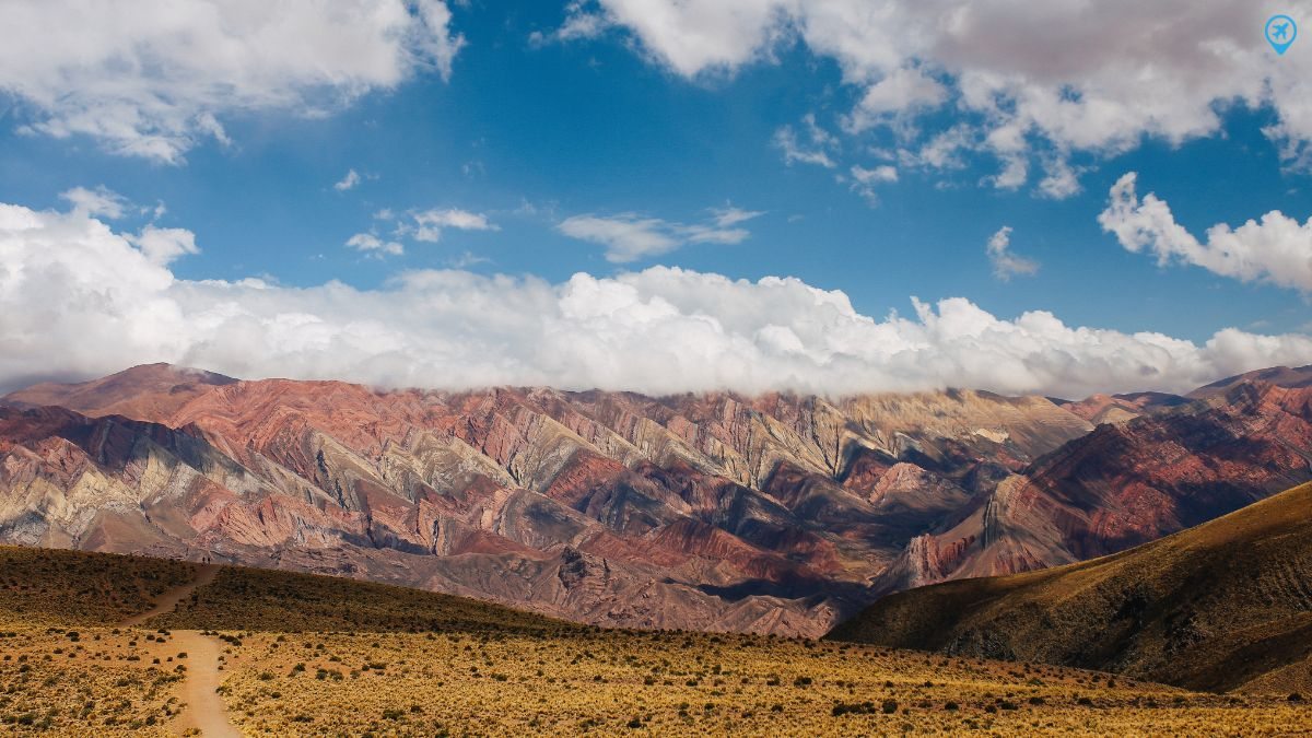 Paisagem com as montanhas coloridas na Argentina