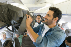 Passageiro acomodando sua bagagem de mão