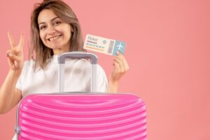menina com mala e passagens