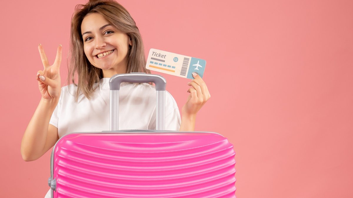 menina com mala e passagens