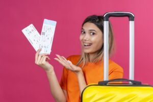 menina com mala e bilhetes
