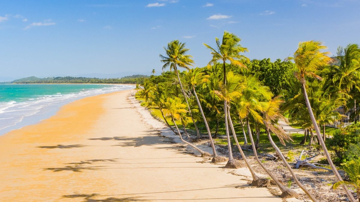 Praia nordestina do Brasil em um dia ensolarado