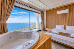 Suíte com hidromassagem e vista para o mar em hotel de luxo.