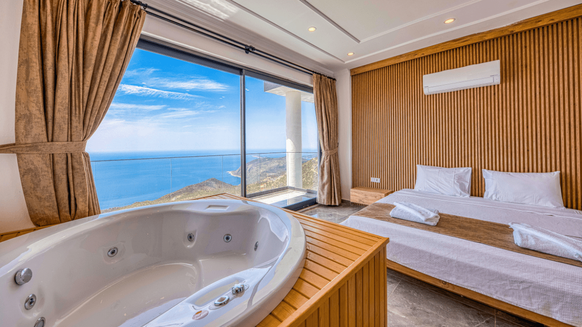 Suíte com hidromassagem e vista para o mar em hotel de luxo.