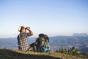 homem vendo a paisagem