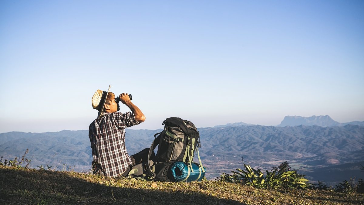 homem vendo a paisagem