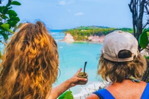 Turistas vendo a praia