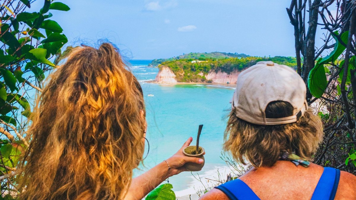 Turistas vendo a praia