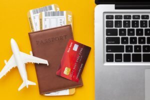 passaporte, bilhetes, notebook e avião