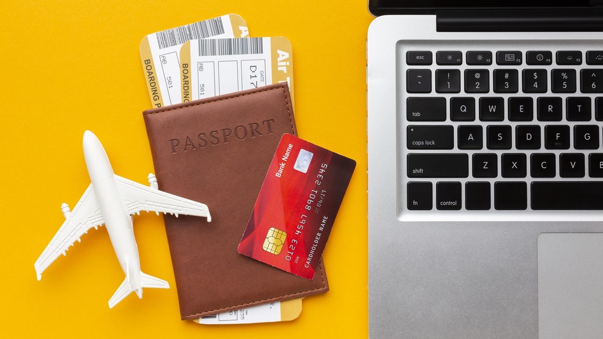passaporte, bilhetes, notebook e avião