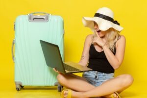 mulher com mala e notebook