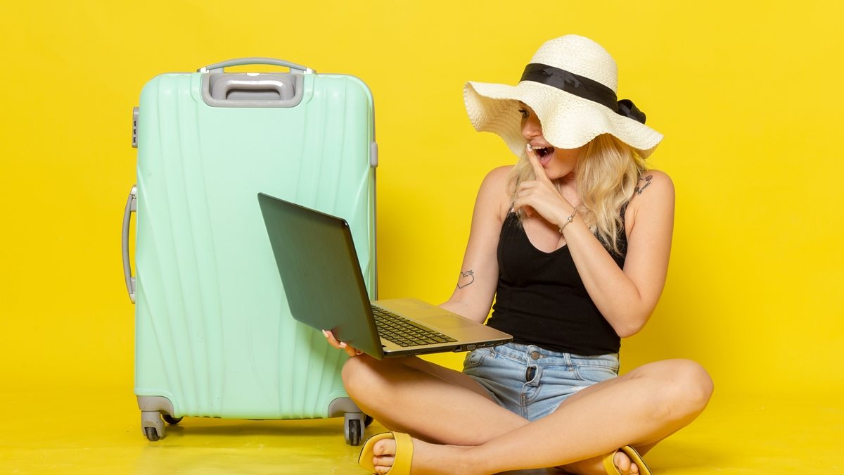 mulher com mala e notebook