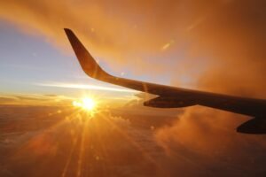 Asa do avião e raios de sol