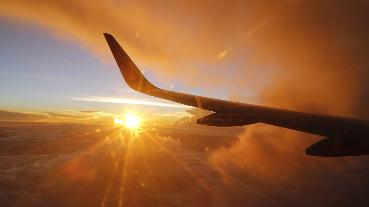Asa do avião e raios de sol