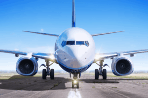 Avião na pista com o céu azul