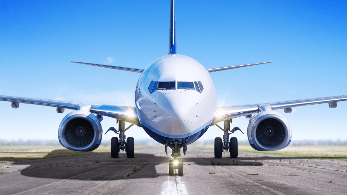 Avião na pista com o céu azul