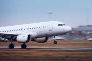 Avião pegando velocidade para decolar