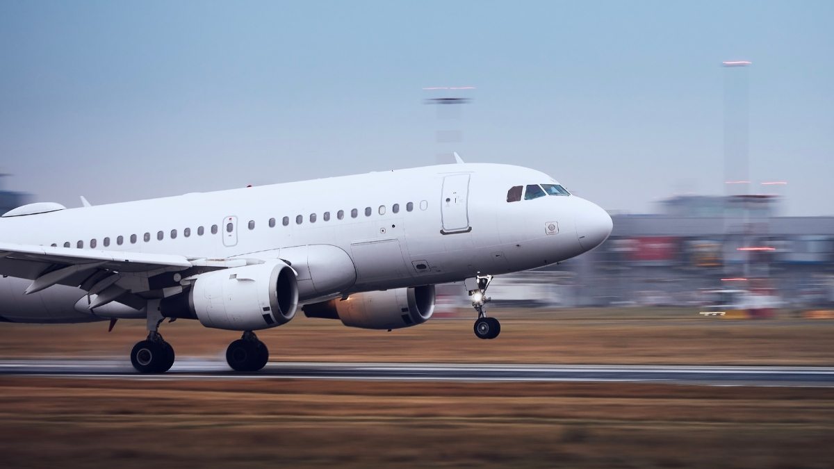Avião pegando velocidade para decolar