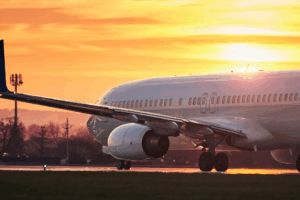 Avião na pista em um fim de tarde