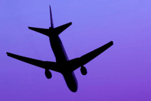 Avião voando em um céu roxo