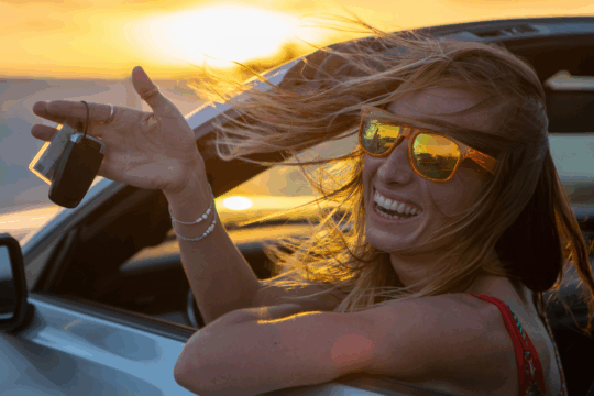 Mulher feliz com seu carro alugado
