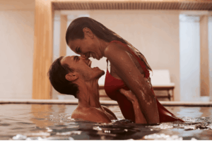 Casal curtindo a piscina do hotel