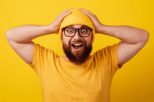 Homem impressionado de laranja em um fundo laranja