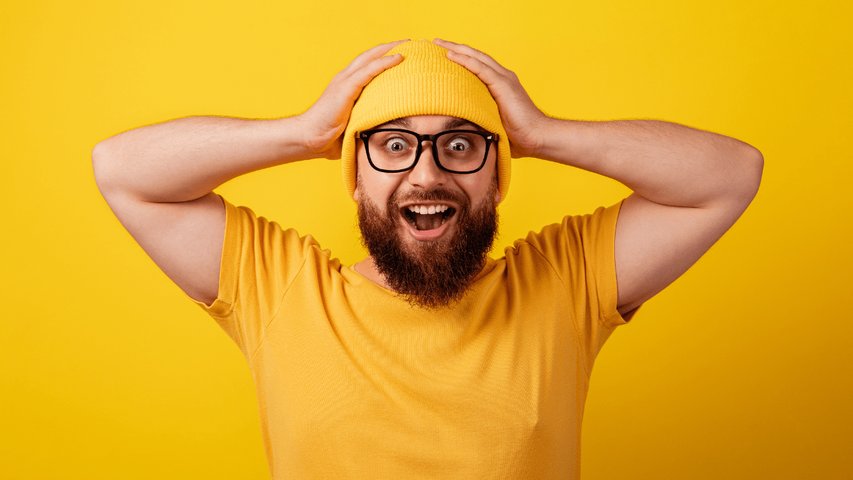 Homem impressionado de laranja em um fundo laranja