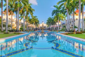 Hotel com uma piscina enorme